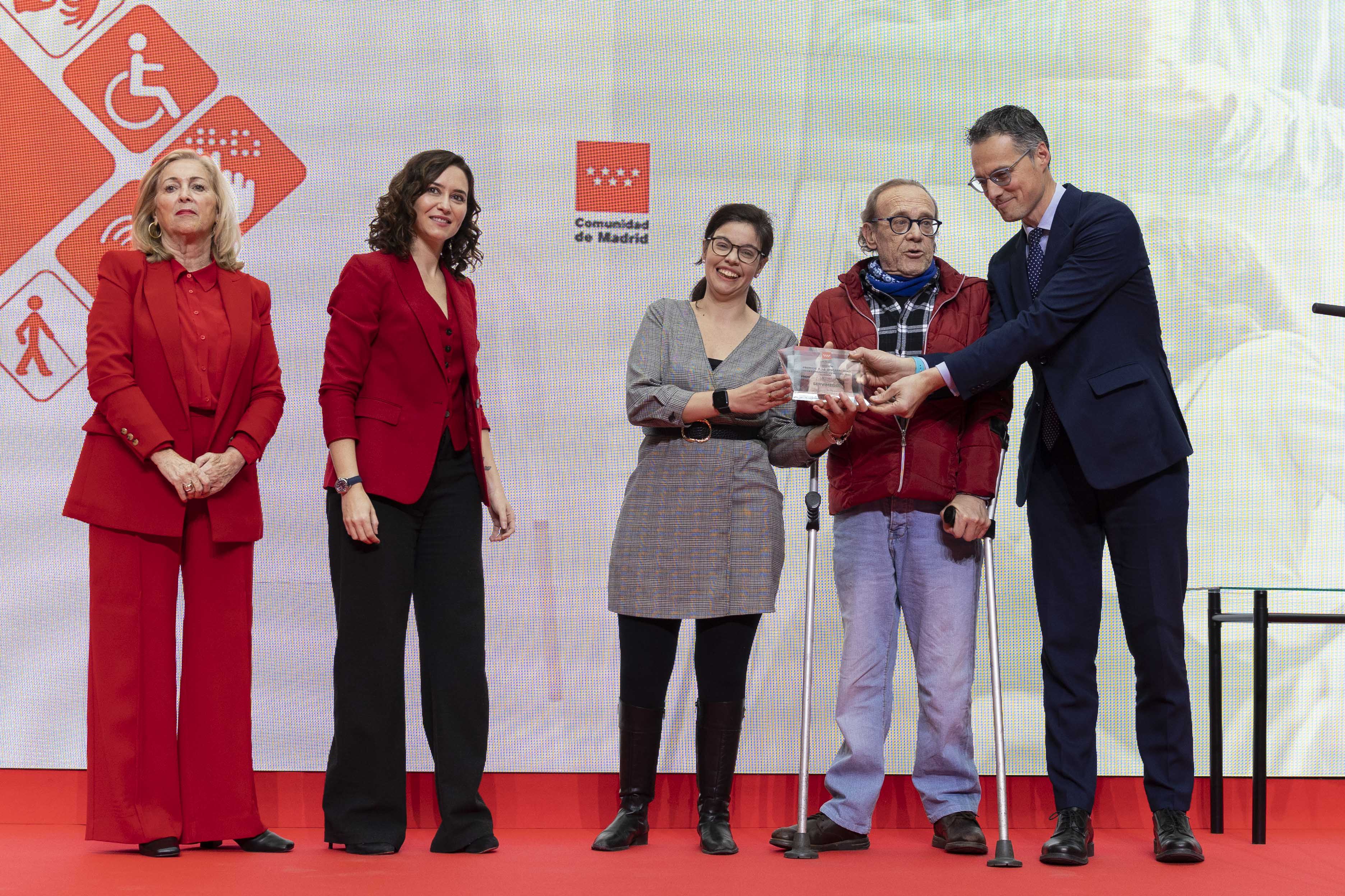 Ayuso entrega el Premio a Servimedia