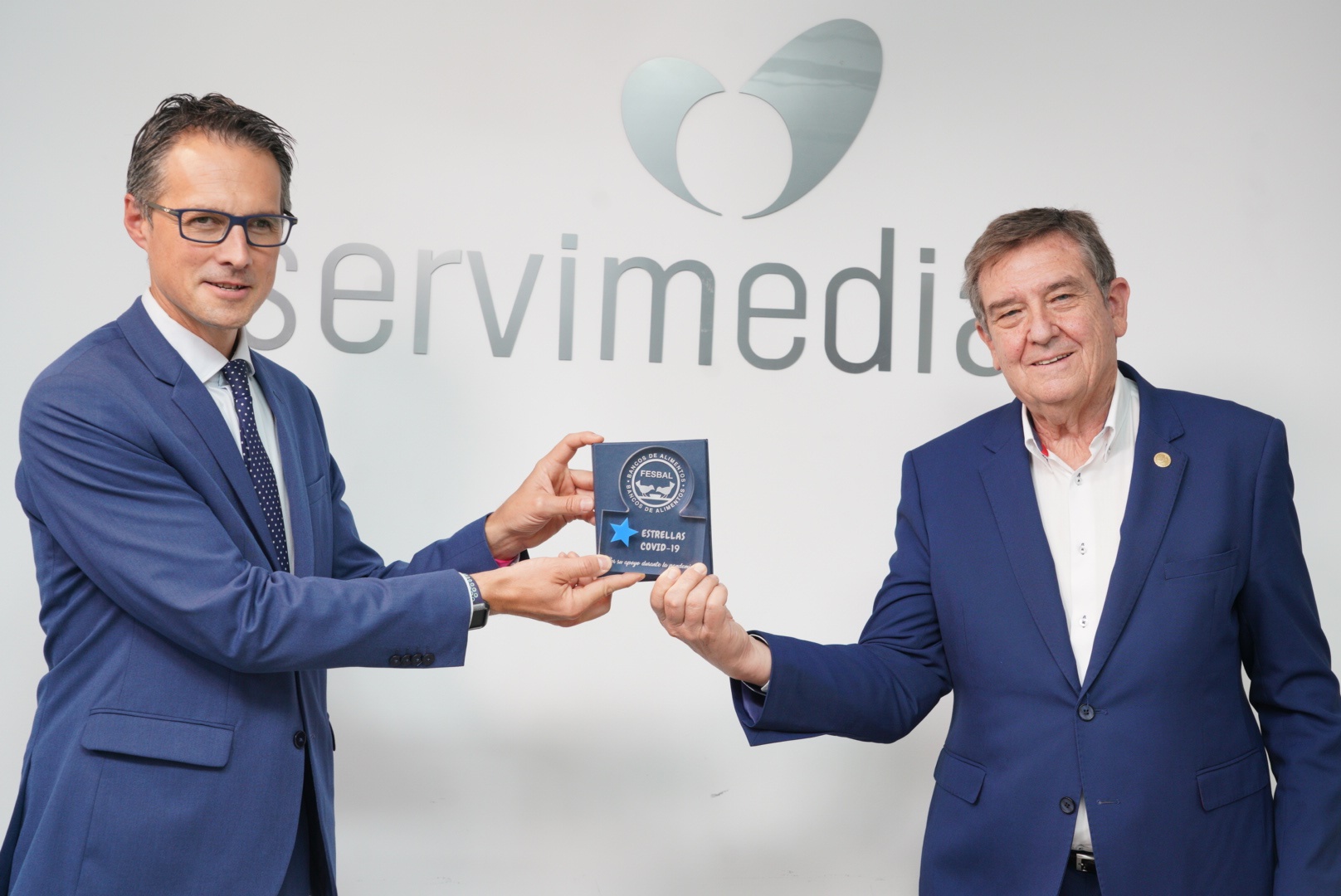 El presidente de Fesbal entrega el reconocimiento al presidente de Servimedia