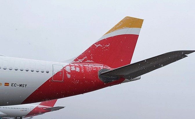 Iberia flexibiliza las condiciones para cambiar los vuelos e informa de aviones desviados | Líder Información Social | Servimedia